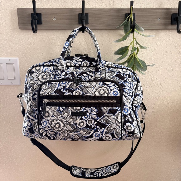 Vera Bradley Blue White Floral Quilted Weekender Travel Duffel Spring Vacay Bag - Picture 2 of 13